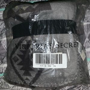 🍓NWT Victoria’s Secret pink Aztec throw. Rare